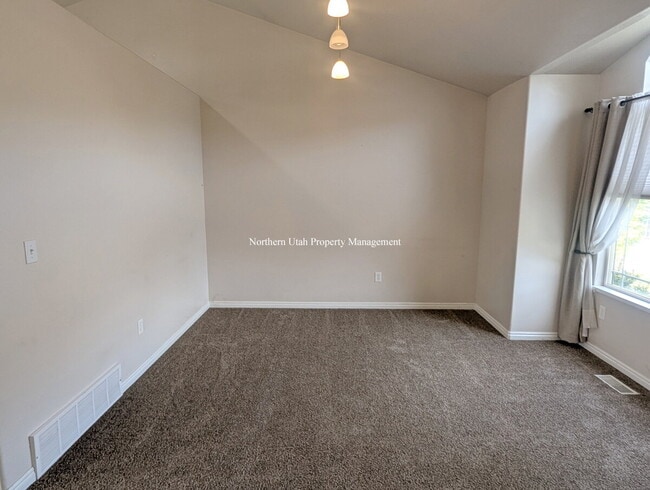 Building Photo - 4-Bed, 3.5 Bath Home with Scenic Views in South Ogden