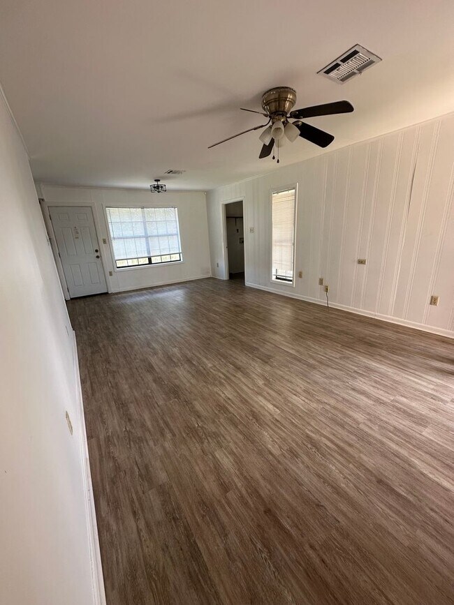 Building Photo - Updated 3 Bedroom 1.5 Bath Home in Gray