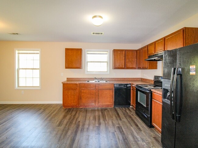 Building Photo - Great Location! 4 Bedroom Home Close to Downtown Pulaski