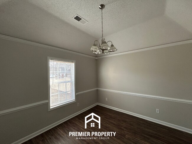 Foto del edificio - Spacious 3BR Memphis Home with Vaulted Ceilings, Fireplace, Deck & 2-Car Garage