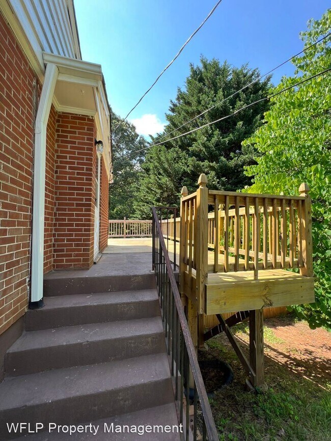 Building Photo - 5 br, 2.5 bath House - 2215 Mimosa Drive