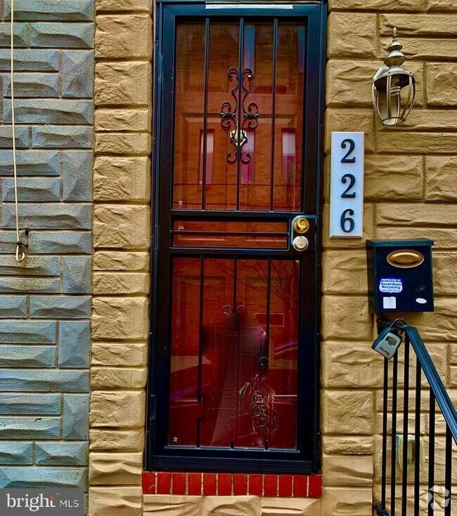 Building Photo - 226 N Glover St