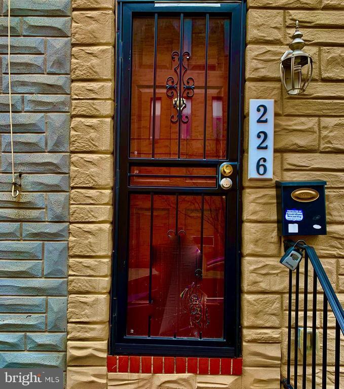 Primary Photo - 226 N Glover St