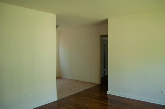 Building Photo - Newly Renovated 3/2
