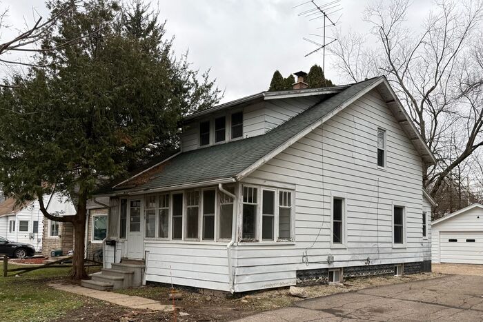 Building Photo - Fully Renovated 3 bed 2 bath home - Ask ab...