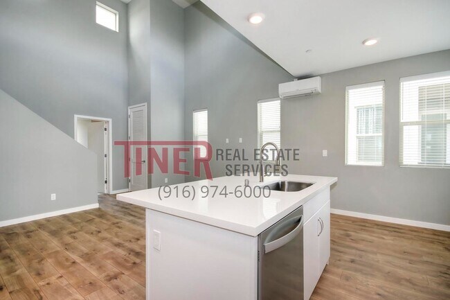 Foto del edificio - Modern 2 bedroom condo in Upper Land Park