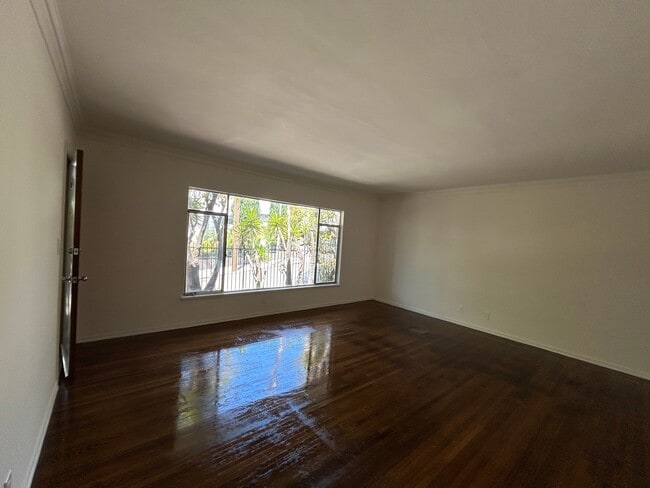 Photo - 1850 N La Brea Ave (Los Angeles, CA) Apartment