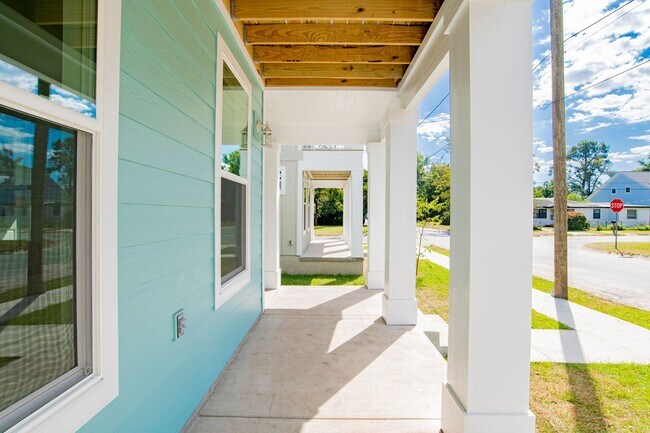 Building Photo - BRAND NEW 3 Bed/3.5 Bath New Orleans-style...