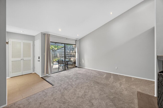 Foto del edificio - Gorgeous 2 bed/bath Condo in Long Beach