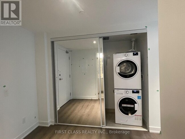 Building Photo - 8 Wellesley St W