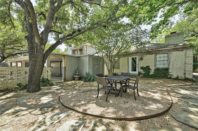 Foto del edificio - 2404 McCall Rd