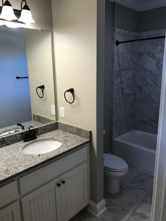 Foto del edificio - Runningvine Available Now!