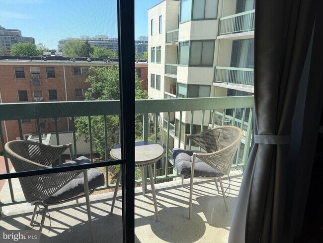 Foto del edificio - 955 26th St NW