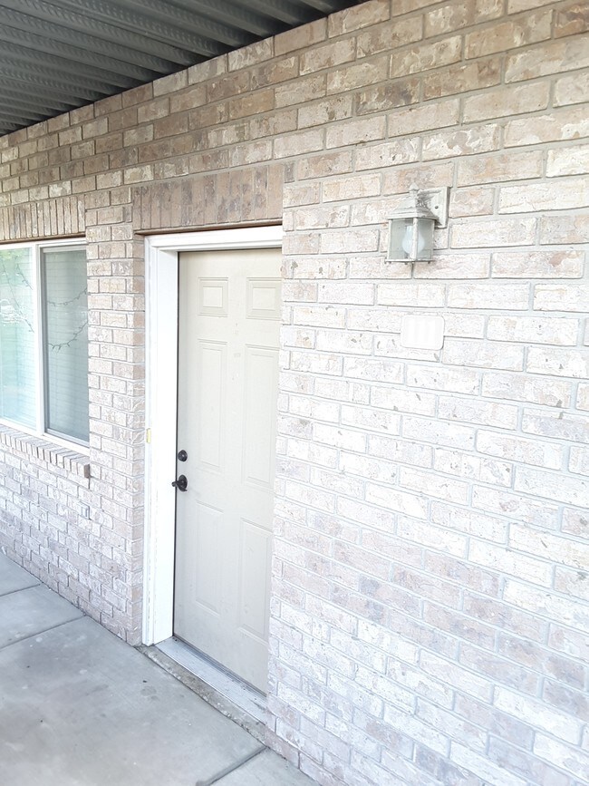 Building Photo - 1969 N Canyon Rd