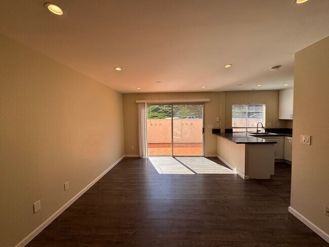 Foto del edificio - Spacious 4-Bedroom 2.5-Bathroom Townhome i...