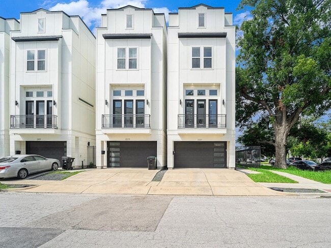 Photo - 2221 Francis St House