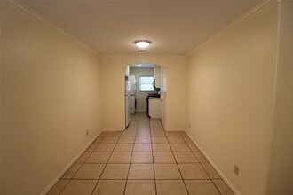 Building Photo - 814 Mobile Dr