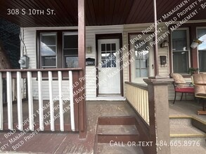 Building Photo - 308 S 10th St