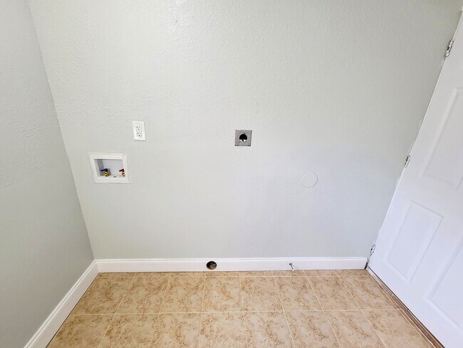 Building Photo - Irresistible Single Family Home | 3 BR/2BA | In Jacksonville
