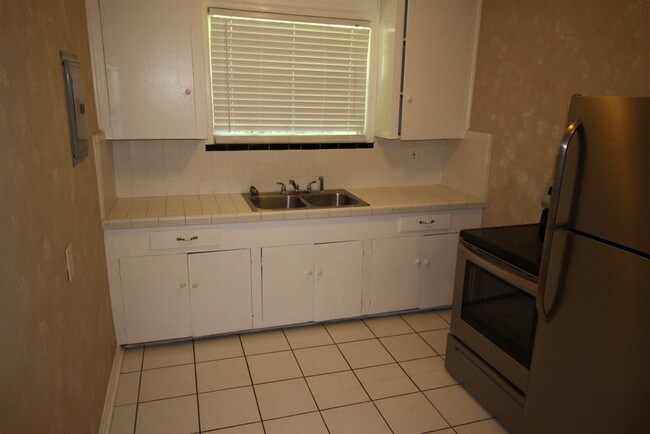 Kitchen - 2660 Gale Ct