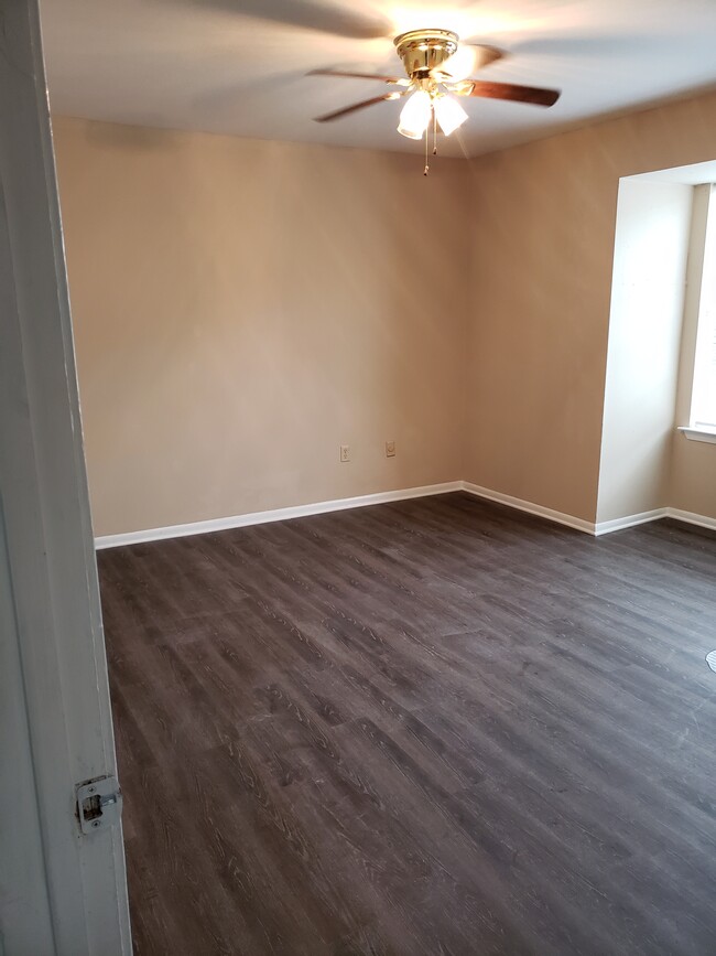 Bedroom with double window, lots of natural light and ceiling fan - 2255 Anne Marie Dr