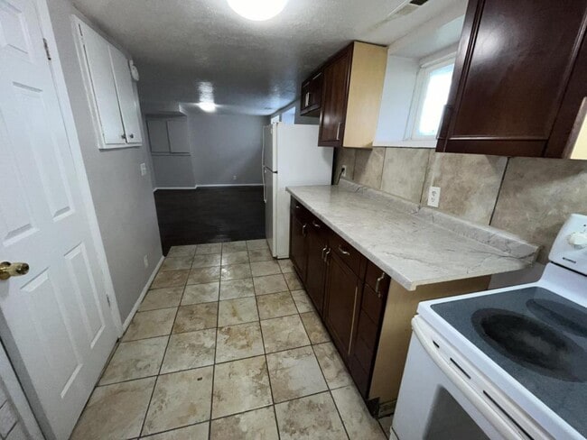 Building Photo - 140 N 31st Ave
