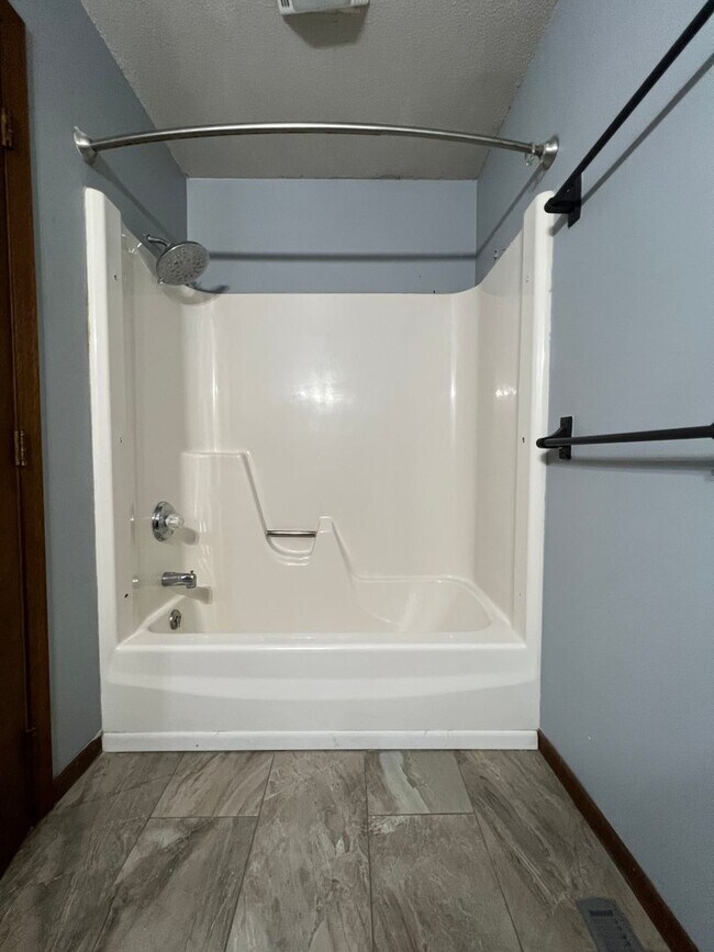 Foto del edificio - Three Bedroom,  2 Bathroom Apartment near ...