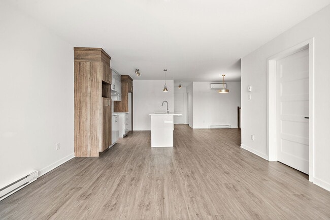 Building Photo - 350 rue Angele-Chartrand