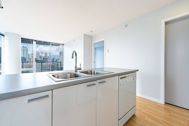 Photo du bâtiment - 131 Regiment Square