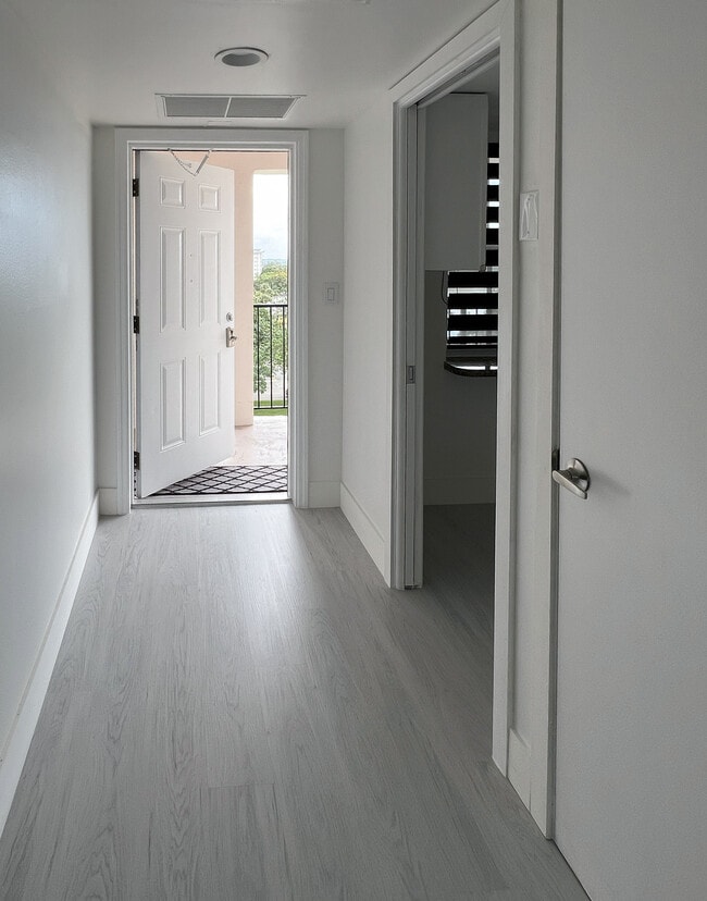 Building Photo - 2202 S Cypress Bend Dr