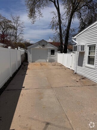 Building Photo - 758 Wyngate Dr E