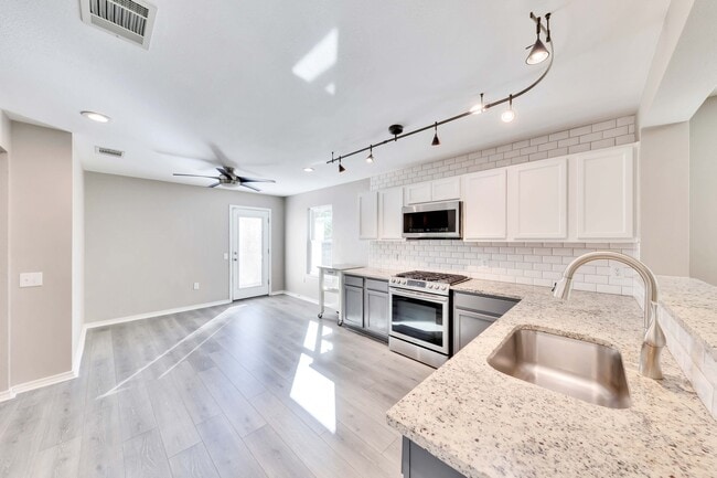 Building Photo - 5609 Silver Screen Dr