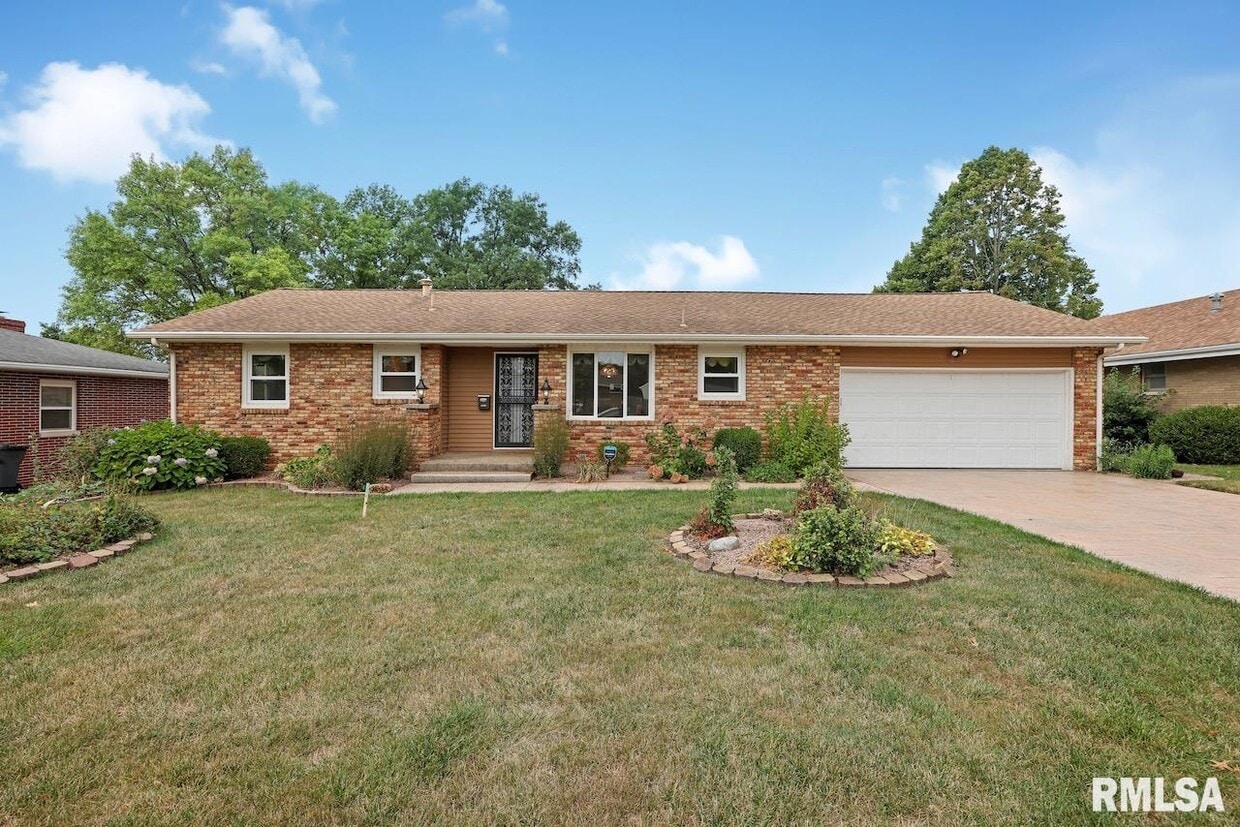 1913 Highwood Ave, Pekin, IL 61554 House Rental in Pekin, IL