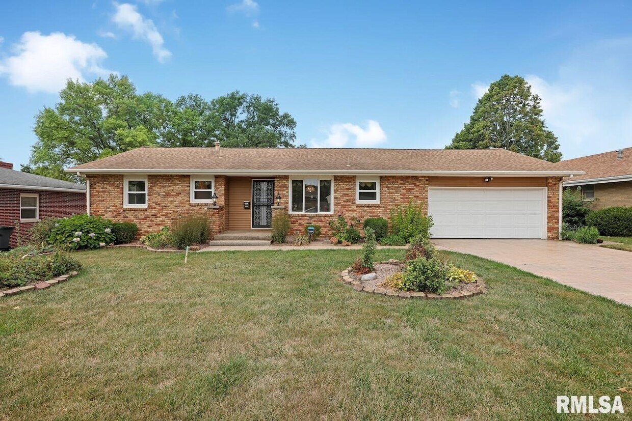 1913 Highwood Ave, Pekin, IL 61554 House Rental in Pekin, IL