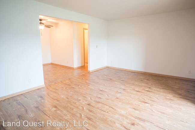 Building Photo - 2 br, 1 bath Apartment - 1851 Roosevelt Ave.