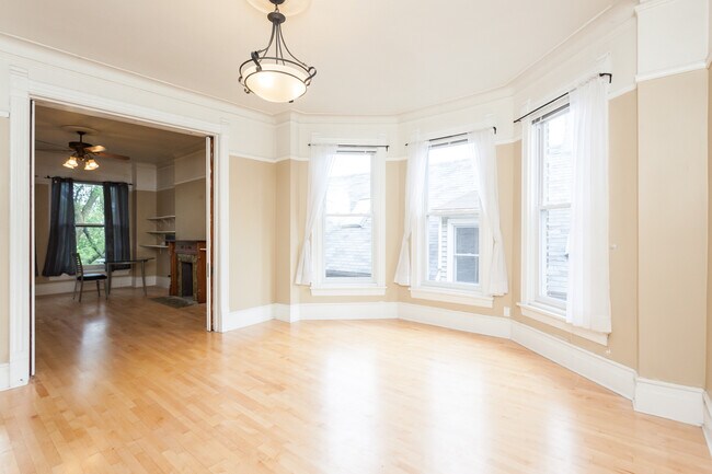 Building Photo - 929 W Fletcher St