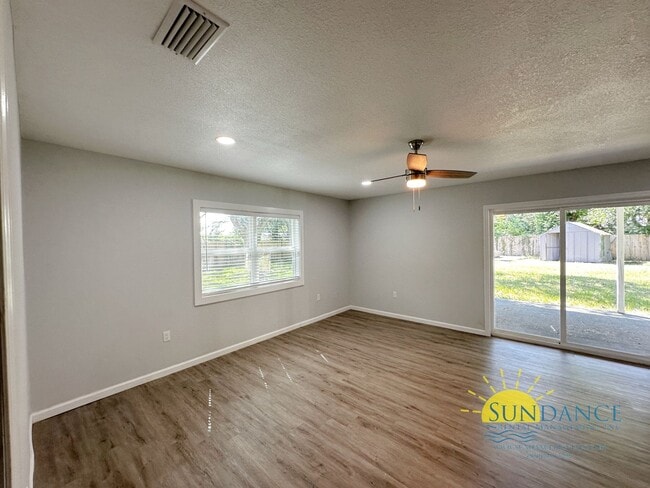 Building Photo - Fully Renovated Pet Friendly 3 Bedroom, Mo...