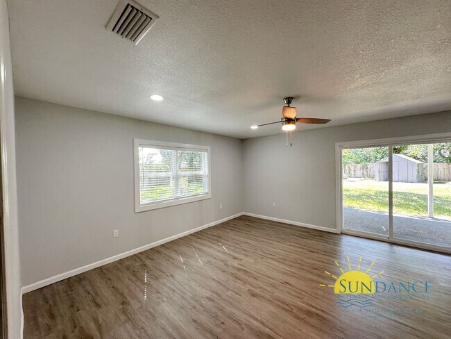 Foto del edificio - Fully Renovated Pet Friendly 3 Bedroom, Mo...