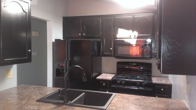 Foto del edificio - 2 bed, 2 bath with over-sized 1 car garage...