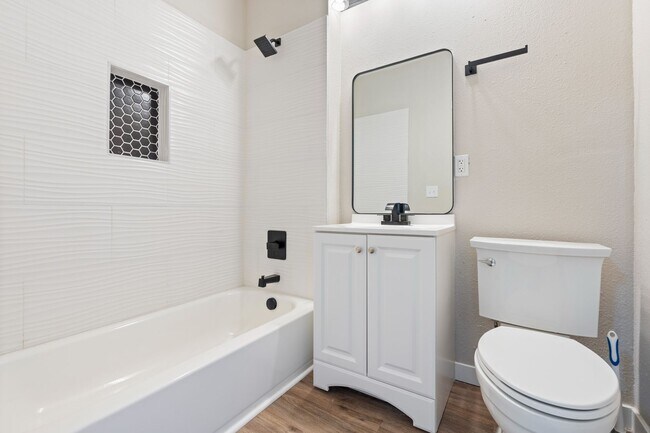 Building Photo - Fully Renovated 1 Bed 1 Bath - Near PDX Airport