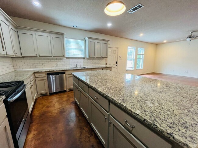 Foto del edificio - * MOVE IN SUMMER 6/27/2027 * $6500/$1300 per bed average 5 Bed 3 Bath 3 Block to TCU