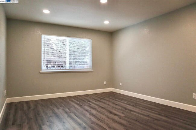 Building Photo - 576 Smalley Ave