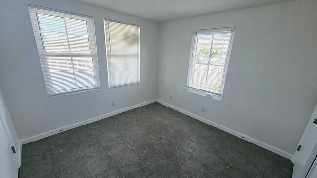 Building Photo - 914 10th St