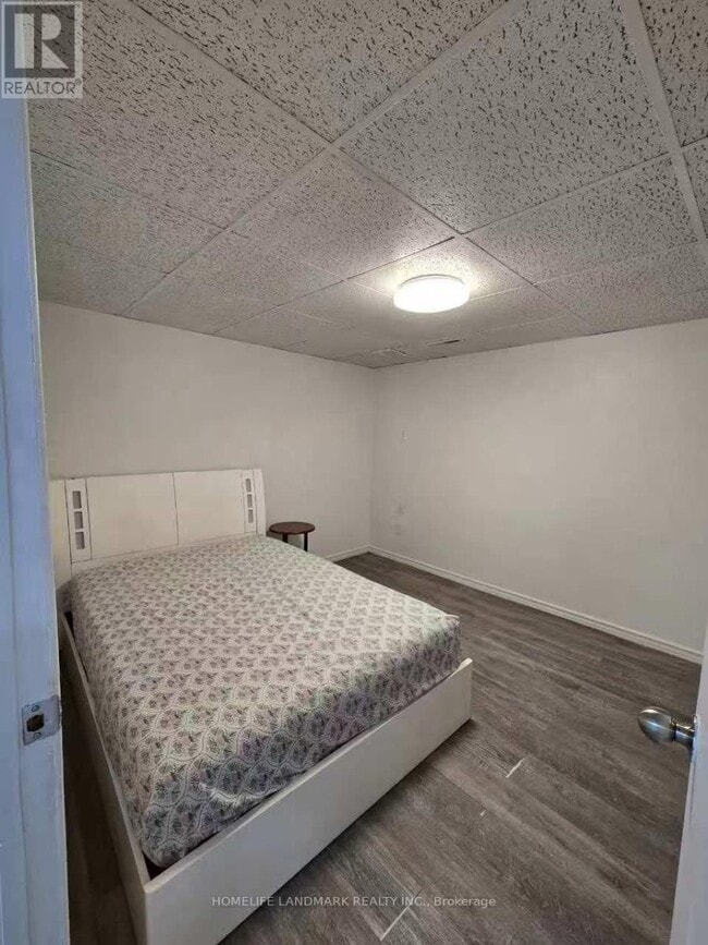 Building Photo - 1500 Sandhurst Cir