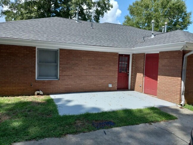 Building Photo - 1831 N Ridge Dr