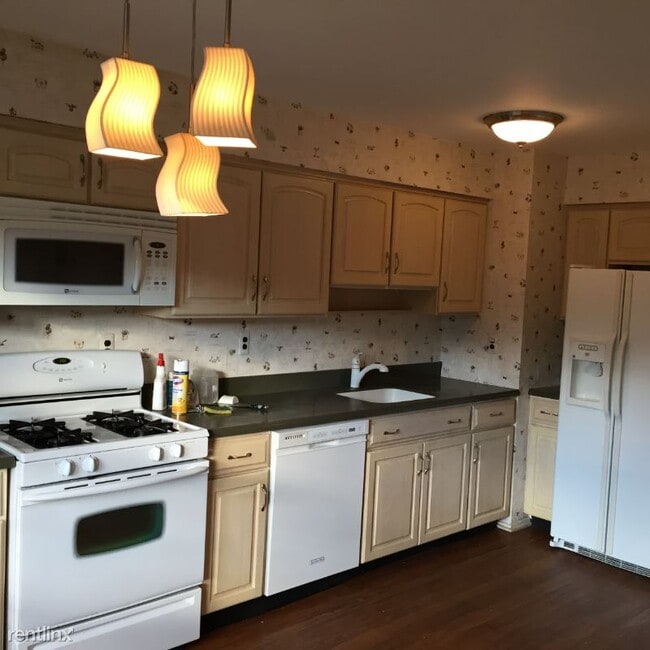 Building Photo - 2 br, 2.5 bath Townhome - 123 Highview Dr