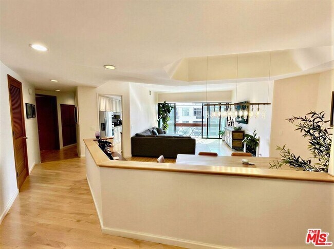 Foto del edificio - 750 S Bundy Dr