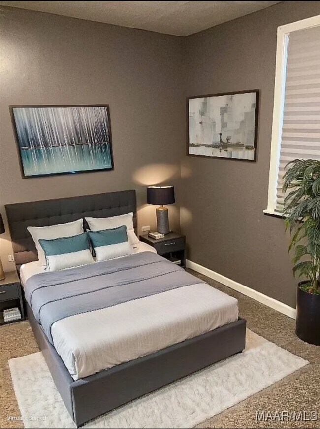 Foto del edificio - 711 Iris Ln