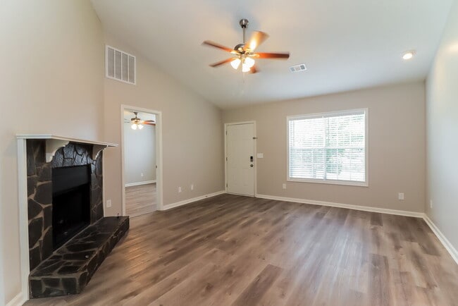 Foto del edificio - 4961 Hampstead Ln
