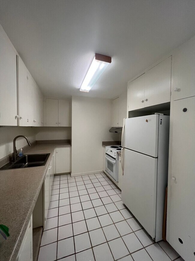 Foto del edificio - 1 bedroom, 1 bath, 1 covered parking!